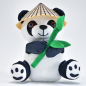 Preview: Laber-Panda, "Bao Bao", mit Hut und Bambus