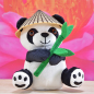 Preview: Laber-Panda, "Bao Bao", mit Hut und Bambus