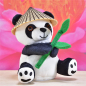 Preview: Laber-Panda, "Bao Bao", mit Hut und Bambus