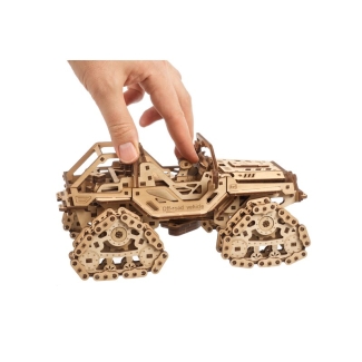 Geländewagen mit Kettenantrieb UGEARS