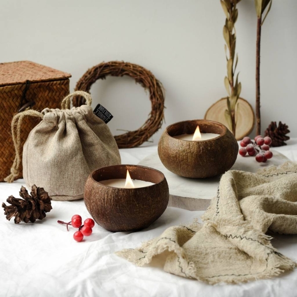 Kokosnussschalenkerze im Geschenkbeutel mit geröstetem Kokosnuss Aroma